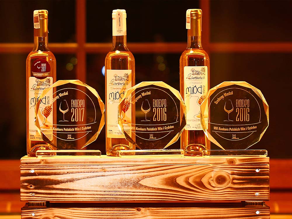 Wytwarzamy również metodami tradycyjnymi miód pitny